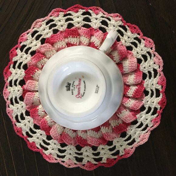 Queen Anne England White Porcelain Tricolour Rose Teacup & Saucer - Picture 9 of 10